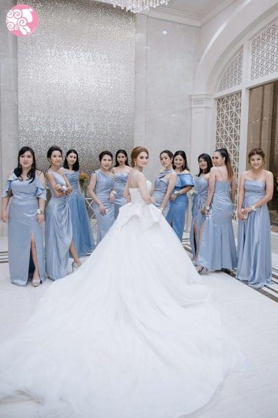 ชุดราตรีสีฟ้า