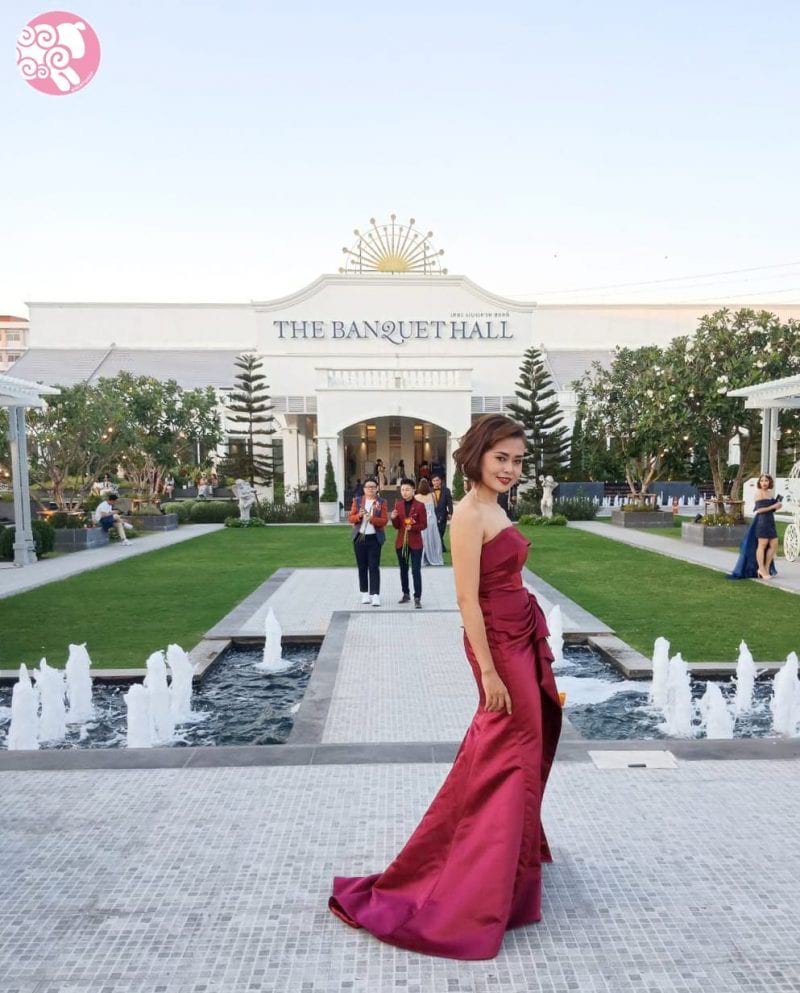 ชุดราตรีสีแดง
