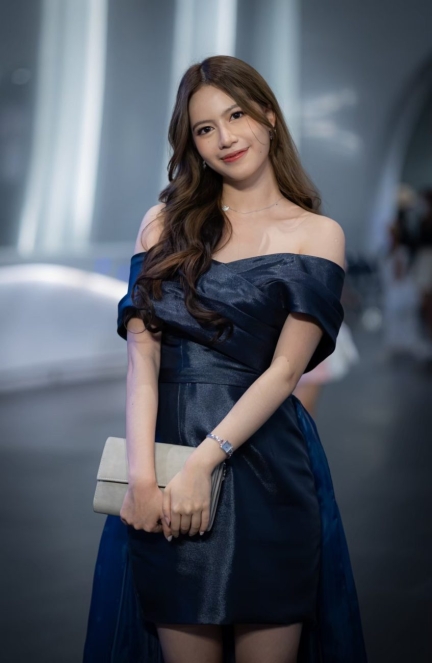 ชุดราตรีสั้นเปิดไหล่ปิดแขน ตัวเลือกสวยสุภาพ ใส่แล้วดูแพงทุกงาน